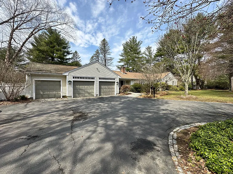 757 Wellesley St — Photo 45