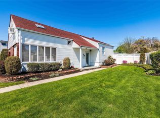 153 S Fordham Rd, Hicksville, NY 11801