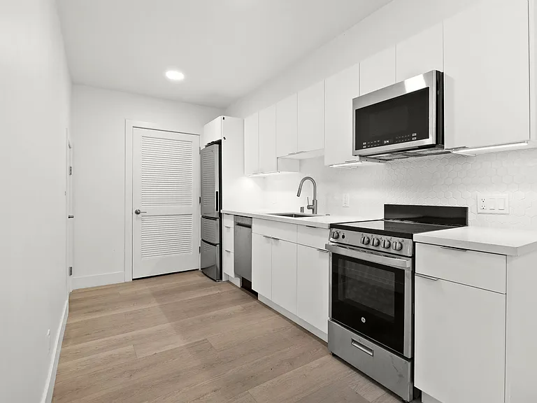 555 Apartment Homes — Photo 31