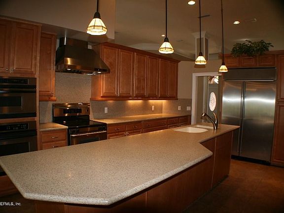 Kitchen w/ lots of counter space