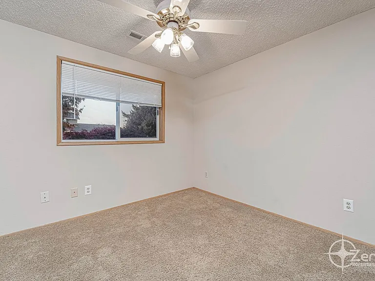 1401 SE Park Crest Ave — Photo 16