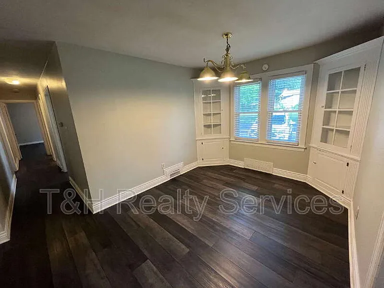 2920 E 5th St — Photo 4