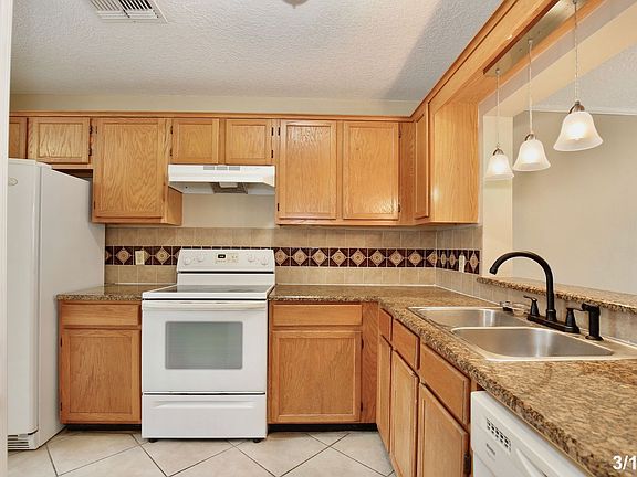3rd image of 9509 Darien Ave #9509