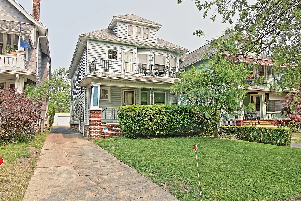 3 bed, 1200 sqft, $1,950 — Photo 1