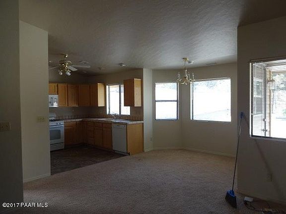 5th image of 748 S Hemlock Ave