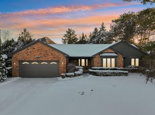 2417 Beacon Hill Dr, Rochester Hills, MI 48309