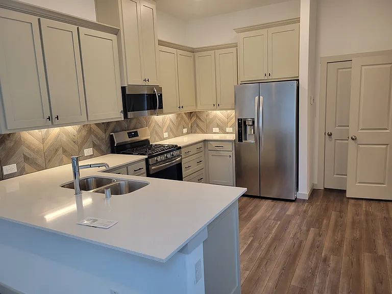6429 Iron Horse Blvd — Photo 3