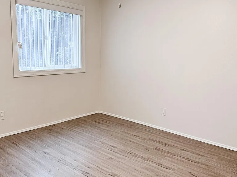 744 Loma Ave #3 — Photo 7
