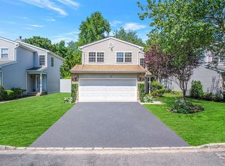 12 Colony Dr, Holbrook, NY 11741