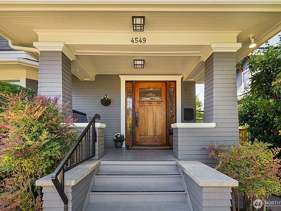 3rd image of 4549 Thackeray Place NE