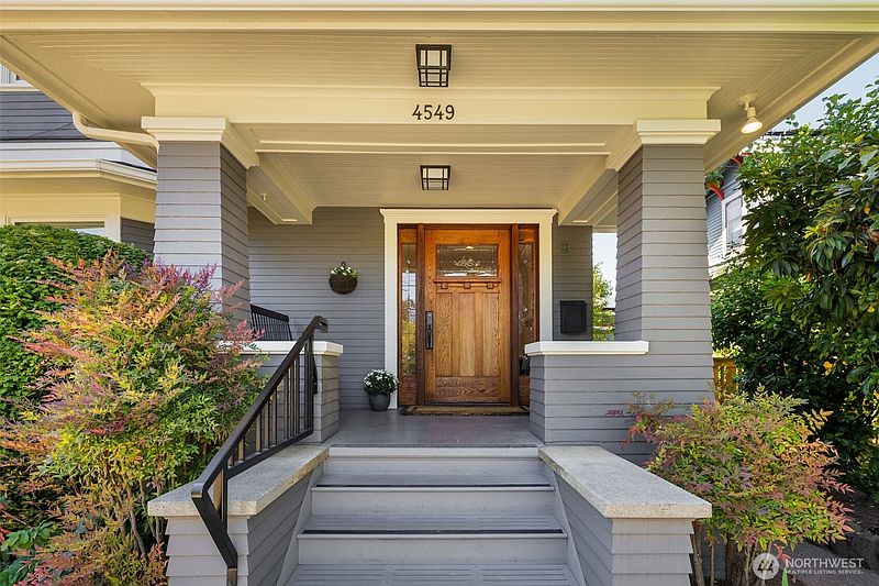 3rd image of 4549 Thackeray Place NE
