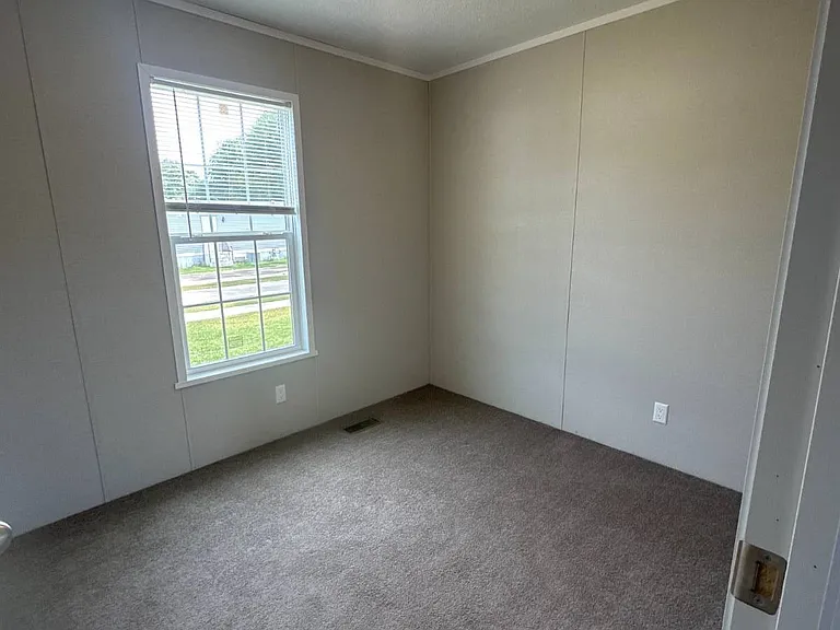 921 Peacock Ln — Photo 7