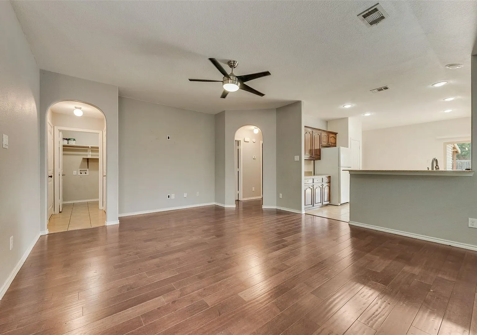 Comfort, Space, and Convenience in Fort Worth — Photo 4