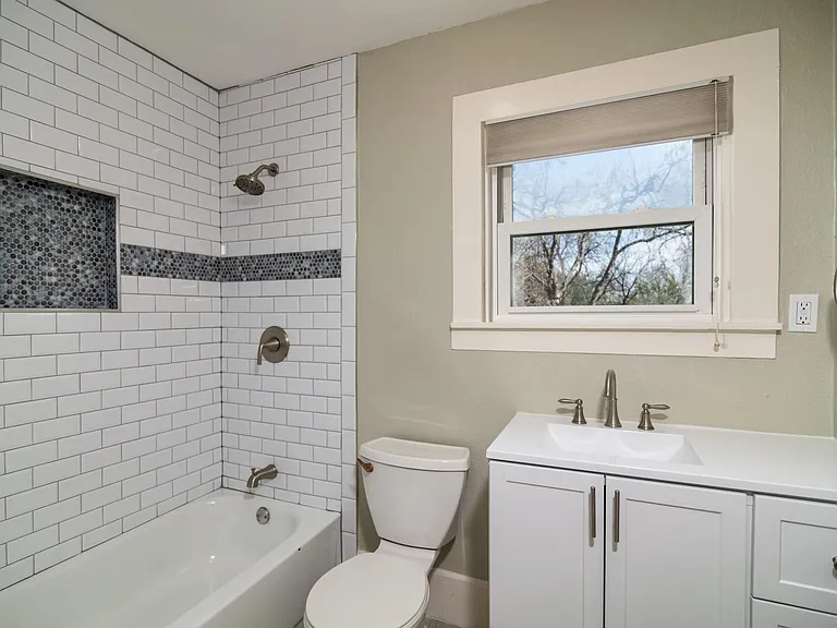 1817 Tremont Ave — Photo 15