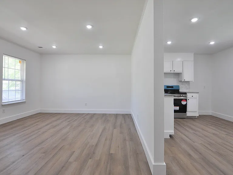 212 W Hanover Ave — Photo 3