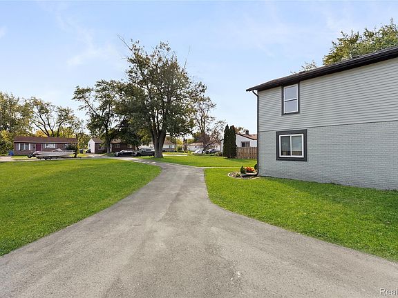 4th image of 13725 Leonard Ave
