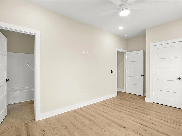 658 E Henry St — Photo 20