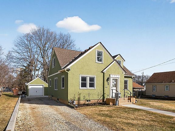 2nd image of 613 11th St SE