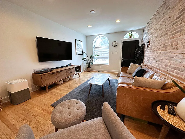 410 E Cross St — Photo 3