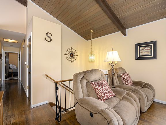 4th image of 813 Pinehurst Dr