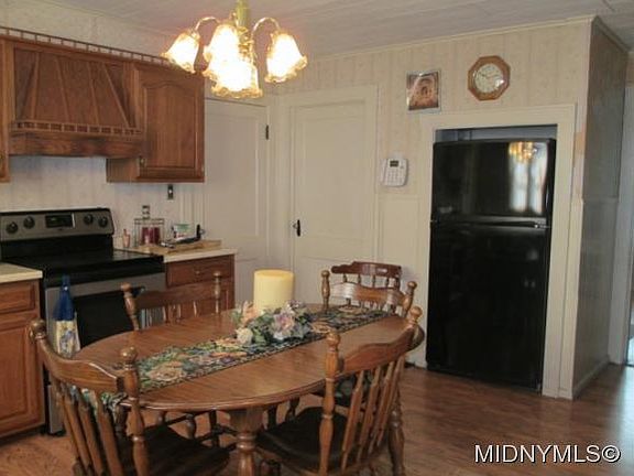 5th image of 222 Burwell St