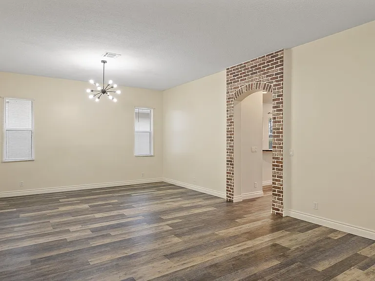 175 NW Willow Grove Ave — Photo 5