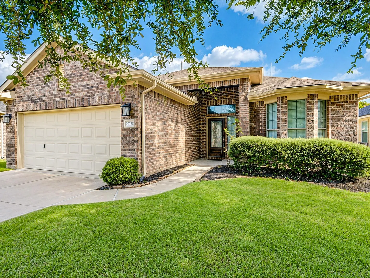 3 bed, 2.0 bath, 1849 sqft, $2,300 — Photo 3