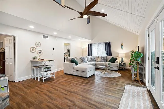 3 bed, 2.0 bath, 1300 sqft, $2,300 — Photo 4