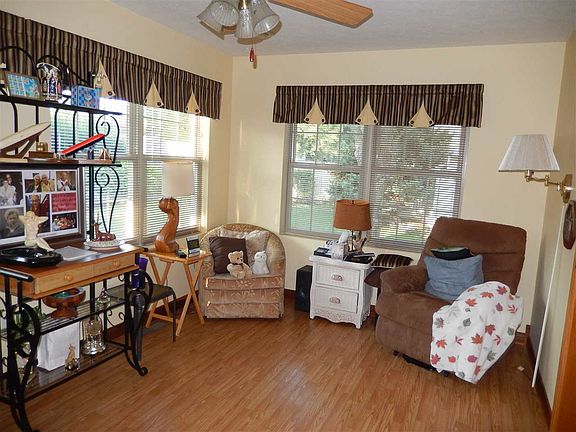 2nd image of 925 E Wildflower Dr