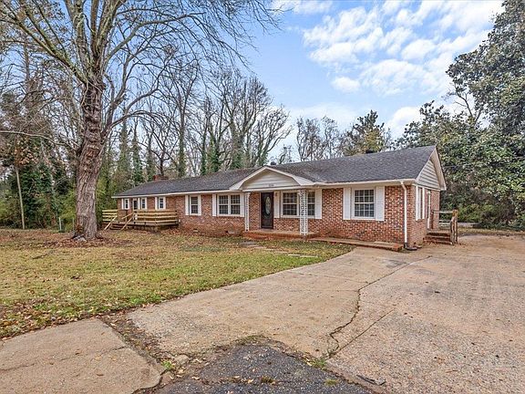 2nd image of 2220 Pineview Cir