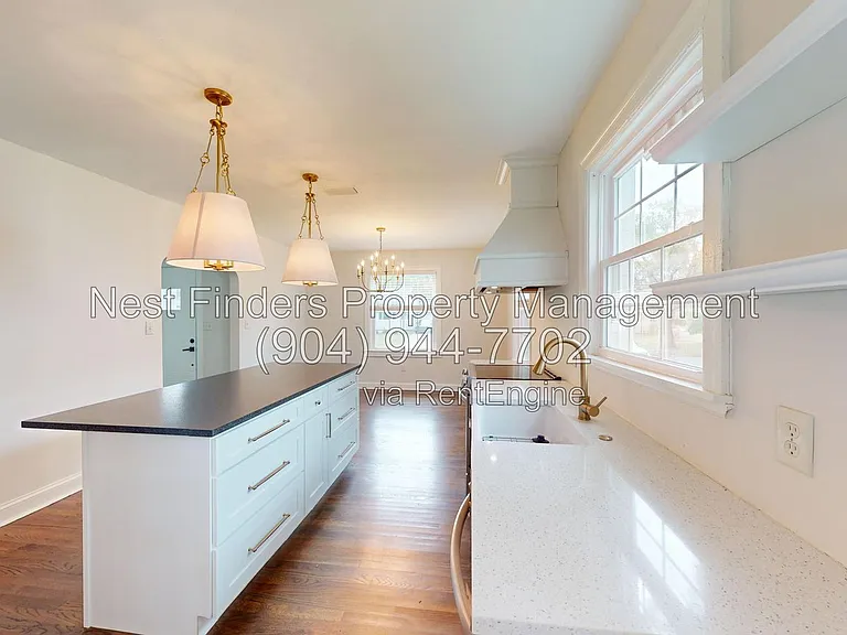 2215 Larchmont Rd — Photo 10