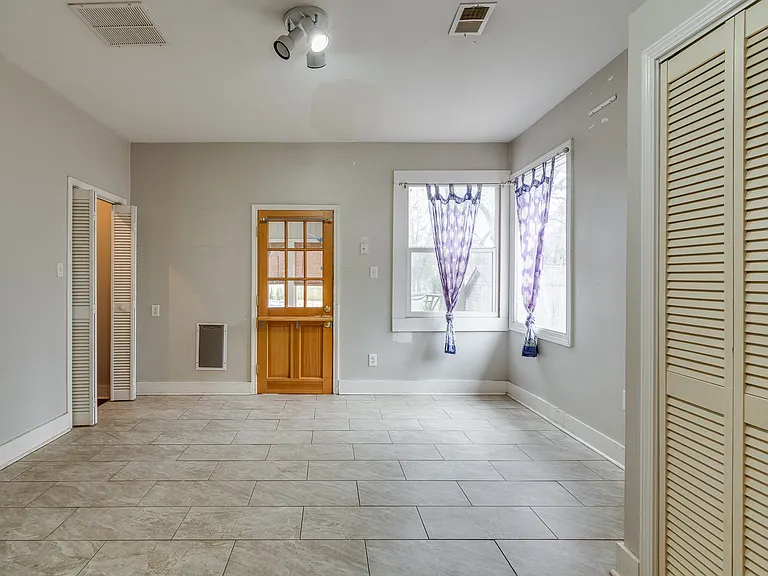 2293 Jackson Ave — Photo 35