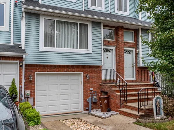 19 Pembrook Loop image 1 of 63