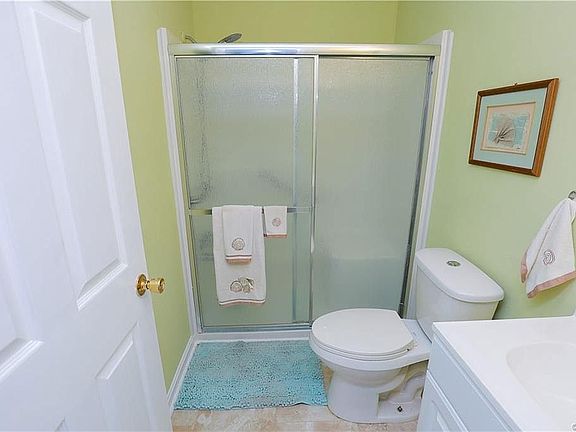 Main Bath w/ sit down shower