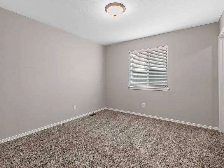 8338 N Seminole Ct — Photo 15