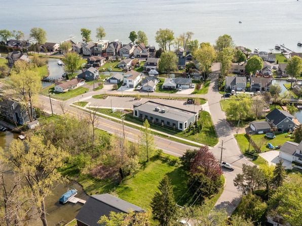 1389 S Cass Lake Rd, Waterford, MI 48328