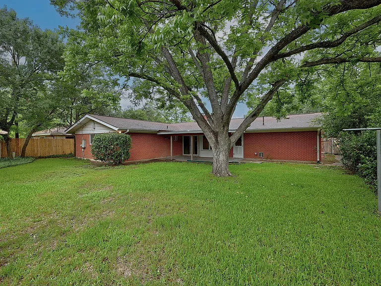 8609 Melshire Dr — Photo 26