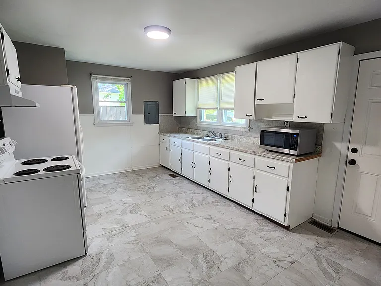 107 Lee Village Dr — Photo 2