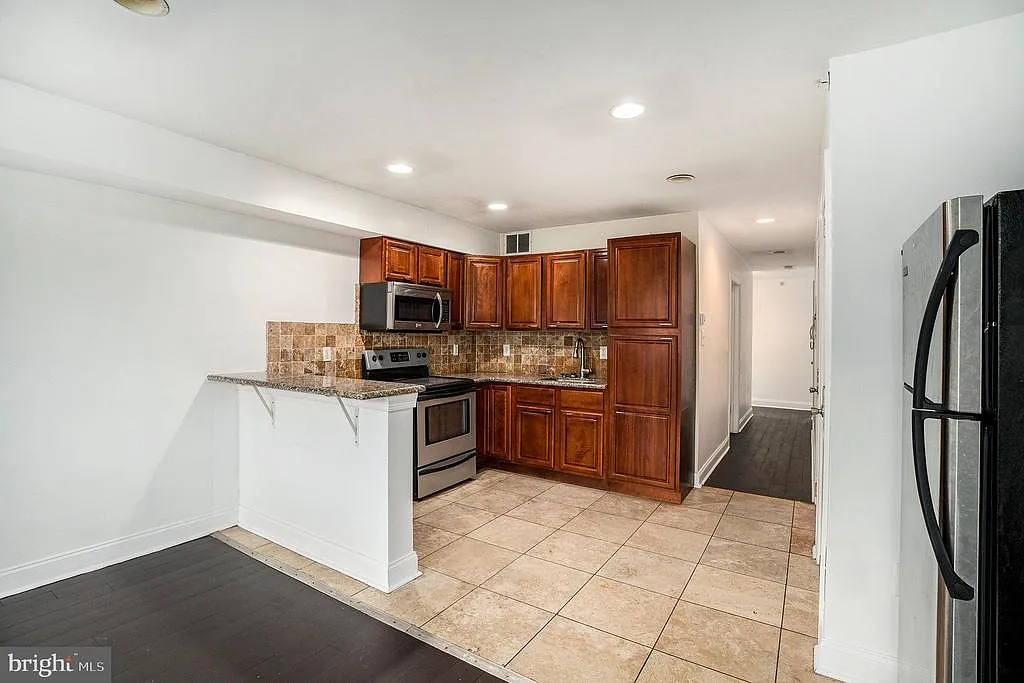 3 bed, 1.0 bath, 950 sqft, $1,800 — Photo 3