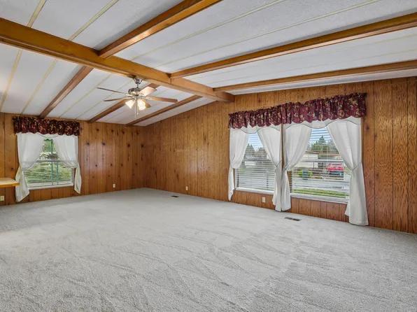 1077 Lee Roze Ln, Grants Pass, OR 97527