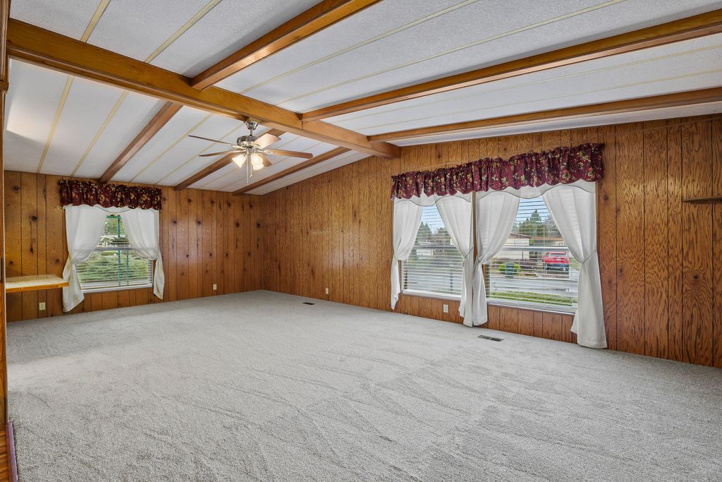 1077 Lee Roze Ln, Grants Pass, OR - View 4