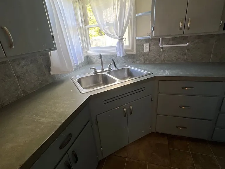 2421 Central Ave — Photo 15