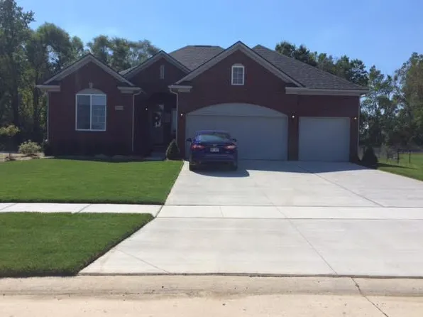 26638 Celtic Dr, Flat Rock, MI 48134