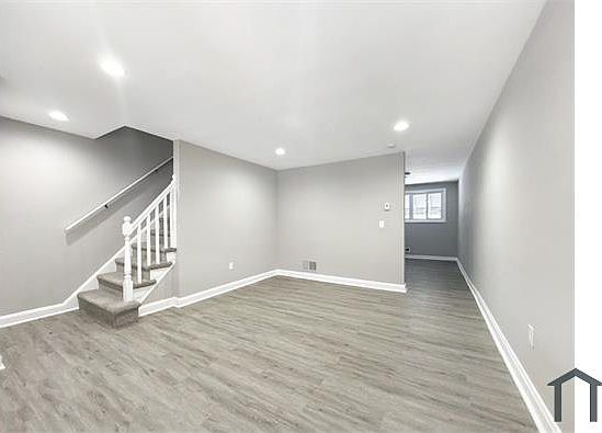 3rd image of 4914 Greencrest Rd