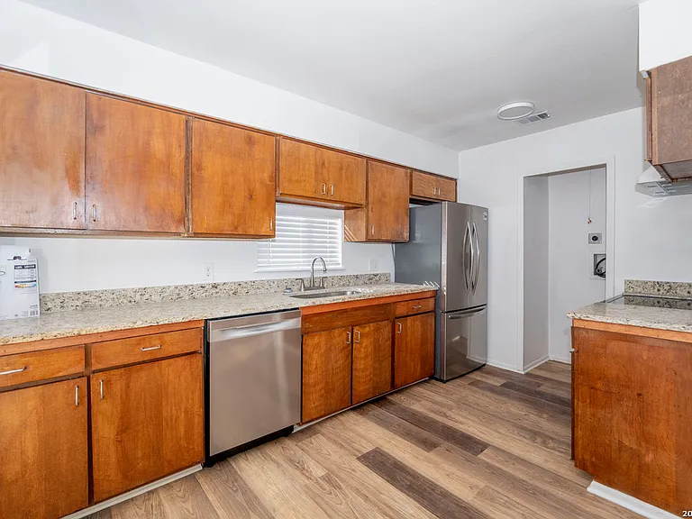 538 W Elsmere Pl — Photo 2