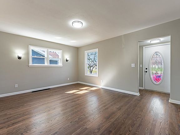 3rd image of 617 Blackhawk Blvd