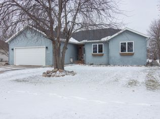 512 Fairway Dr, Casselton, ND 58012