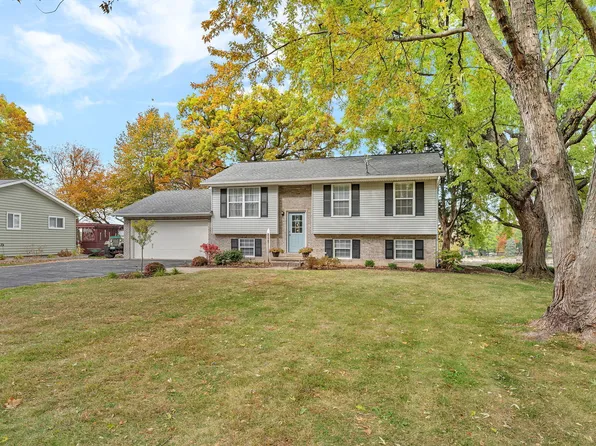 848 Lake Holiday Dr, Sandwich, IL 60548