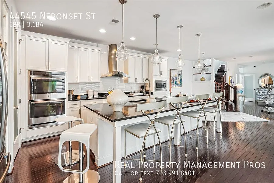Beautifully Updated and Maintained 5 Bedroom Home For Rent In One Loudoun! — Photo 4