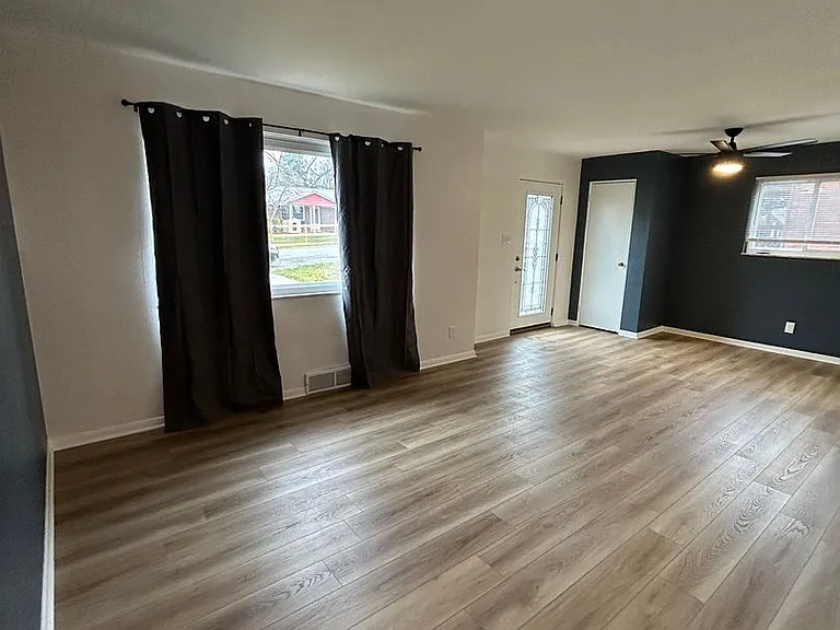 506 Crescent Boulevard Ext — Photo 11
